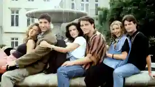 Friends Cast Jennifer Aniston, David Schwimmer, Courteney Cox, Matt LeBlanc, Lisa Kudrow and Matthew Perry