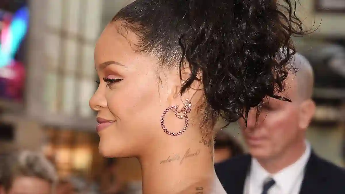 Rihanna's tattoo on neck has a flaw