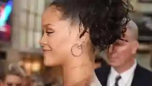 El tatuaje de Rihanna en el cuello tiene un fallo