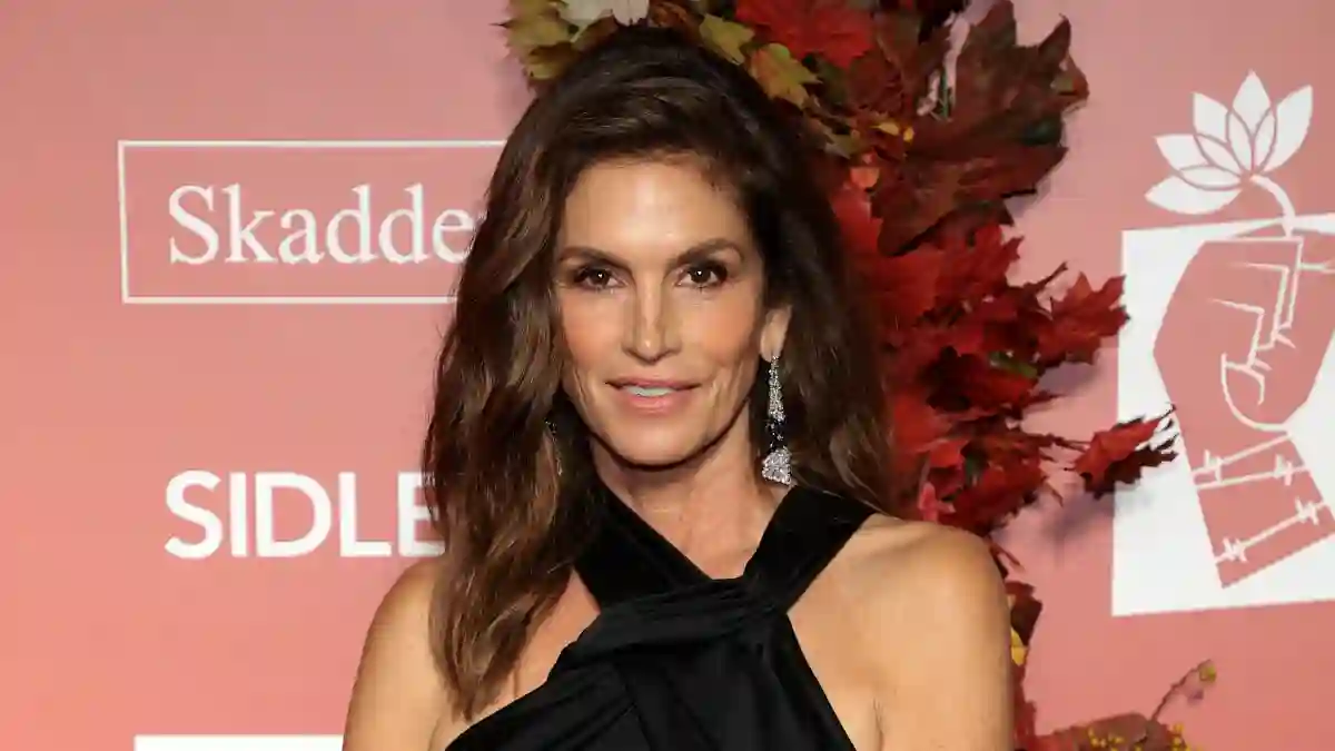 Cindy Crawford in a black dress on the red carpet