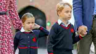 El príncipe George y la princesa Charlotte al comienzo de la escuela en 2019