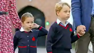 El príncipe George y la princesa Charlotte al comienzo de la escuela en 2019