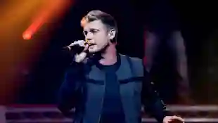 Nick Carter cries on stage after his brother's death