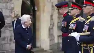 New Pictures Of The Queen And She Is Glowing October 2021 Canadian military engagement photos royal family news latest