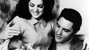 Elvis Presley con su familia