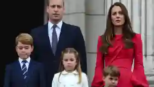 Príncipe Jorge Príncipe Guillermo Princesa Carlota Príncipe Luis y Duquesa Kate Reales