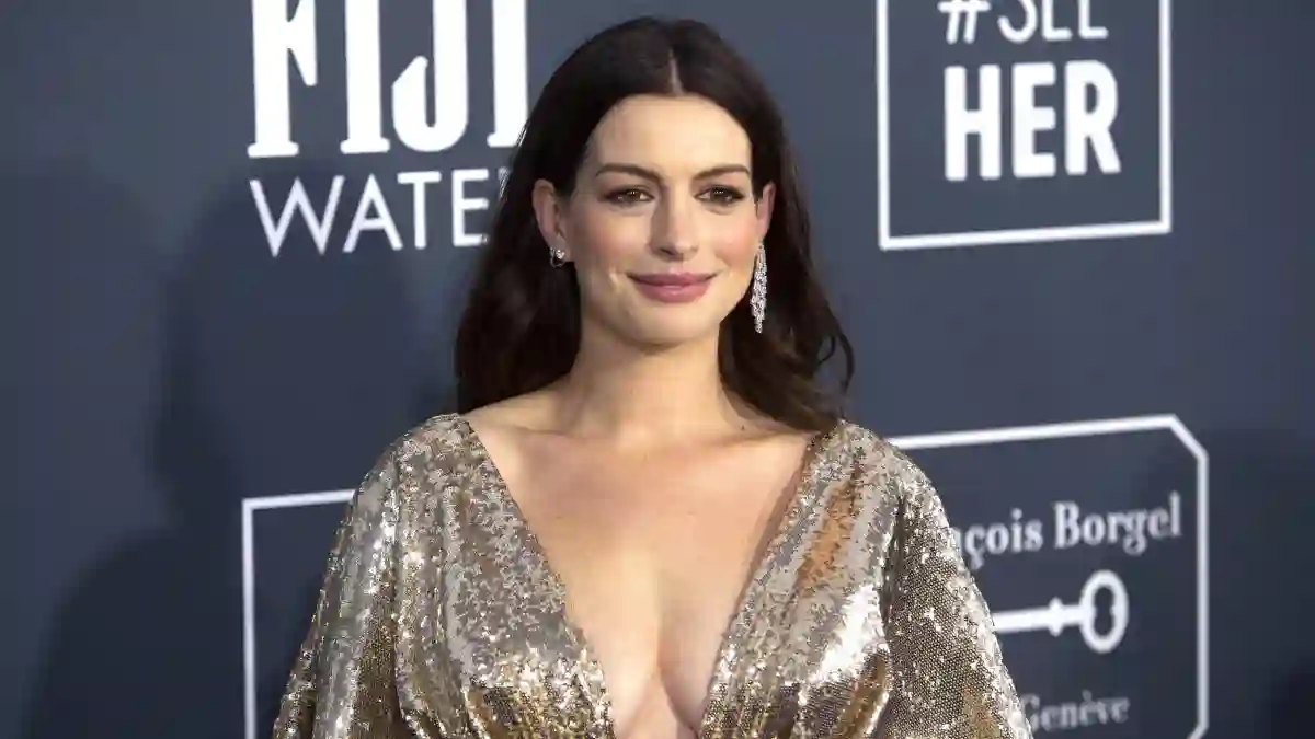 Anne Hathaway at the 25th Critics Choice Awards ceremony at Barker Hangar. Santa Monica, 01/12/2020