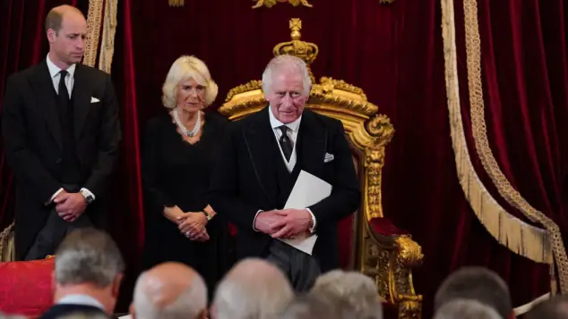 El príncipe William, Camilla y el rey Carlos III.