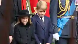 La Princesa Charlotte y el Príncipe George en el funeral de la Reina