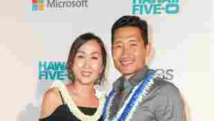 El actor Daniel Dae Kim y su esposa Mia llegan al CBS 'Hawaii Five-0' Sunset On The Beach Season 7 Premier Event en Queen's Surf Beach el 23 de septiembre de 2016 en Waikiki, Hawaii