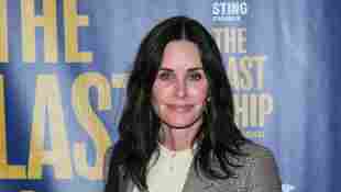 'Friends': Courtney Cox Shares Photo Of The Cast During Last Day Of Filming