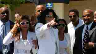 Michael Jackson greets fans with sisters LaToya, Janet and his brother Tito outside the Santa Maria courthouse August 16, 2004