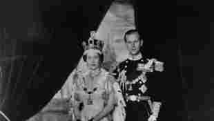 El príncipe Felipe posa con la reina Isabel II en su coronación el 2 de junio de 1953.