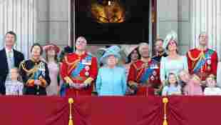 Reina Isabel II, príncipe Carlos, Kate Middleton, príncipe William, Meghan Markle, príncipe Harry y otros elementos de la realeza británica