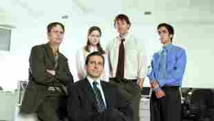 Rainn Wilson, Jenna Fischer, Steve Carell, John Krasinski y BJ Novak en un still promocional de la serie 'The Office'