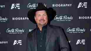 Garth Brooks makes Kelly Clarkson cry by signing a cover of "To Make You Feel My Love"