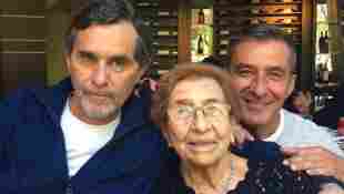 Humberto Zurita junto a su madre y hermano Gerardo