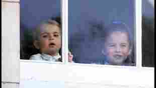 El príncipe Luis y la princesa Charlotte miran por la ventana del Palacio de Buckingham mientras se unen a SM la Reina Isabel II acompañados por otros miembros de la Familia Real en Trooping the Color en el centro de Londres.