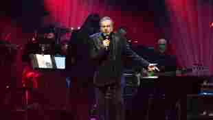 Neil Diamond Gives Surprise Performance Two Years After Retiring Due To Parkinson's Diagnosis