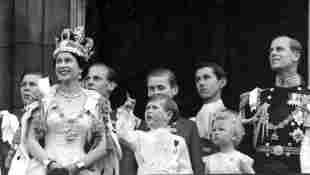 Queen Elizabeth's Platinum Jubilee Emblem Revealed!