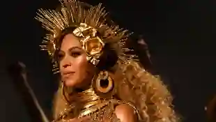 Beyonce se produit sur scène lors de la 59e édition des GRAMMY Awards.