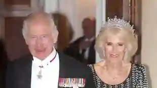 Camila participa en evento usando la tiara de la reina Isabel por primera vez