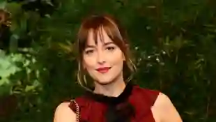 Dakota Johnson dans une robe rouge