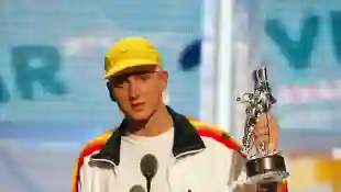 Eminem with his award at the 2002 MTV Video Music Awards.