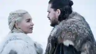 Emilia Clarke y Kit Harington en una escena de la serie 'Game of Thrones'