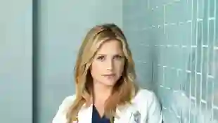 Jessica Capshaw en un still promocional de 'Grey's Anatomy'