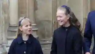 Isla y Savannah Phillips salen del funeral del difunto duque de Edimburgo, 29 de marzo de 2022.