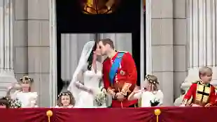 Kate Middleton y el príncipe Guillermo se dan un romántico beso de boda