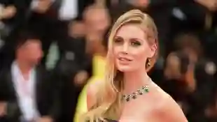 Kitty Spencer: although born in London, she grew up in South Africa under the care of her father after the tragic death of Princess Diana. Her father sought to keep her away from the spotlight and allow her to grow up as a normal child and teenager.