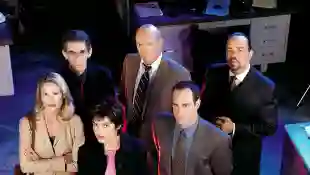 El elenco de 'La ley y el orden: UVE' en la temporada 2 (2000).