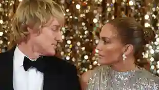 Owen Wilson y Jennifer Lopez en una escena de la película 'Marry Me'