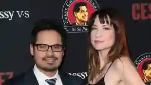 Michael Peña y Brie Shaffer