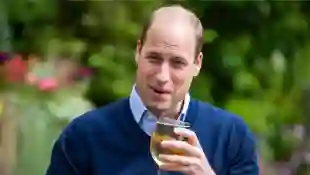 El príncipe William toma una pinta durante la visita para marcar la reapertura de los pubs del Reino Unido
