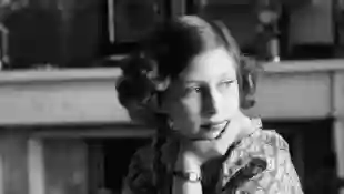 La princesse Margaret Rose, fille cadette du roi George VI et de la reine Elizabeth, étudie dans la salle de classe le 22 juin 1940 au château de Windsor.