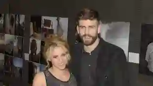 Shakira en un traje sexy de neben ihrem Mann Gerard Piqué