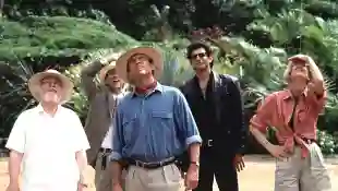 Watch Jurassic Park Cast Recreate Classic Scene 27 Years Later 2020 Jeff Goldblum Sam Neill Laura Dern Dominion sequel