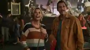 Adam Sandler y Julie Bowen en una escena de la película 'Hubie Halloween'