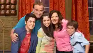 David Henrie, David DeLuise, Selena Gomez, Maria Canals y Jake T. Austin en un still promocional de la serie 'Los hechiceros de Waverly Place'