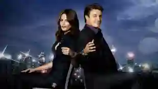 Nathan Fillion y Stana Katic en una imagen promocional de la serie 'Castle'