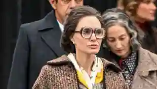 Angelina Jolie promene des chiens sur le tournage du biopic Maria sur la vie de Maria Callas Ã Paris Angelina Jolie prom