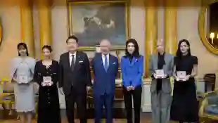 . 22/11/2023. London, United Kingdom. King Charles III presents the members of the K-Pop band Blackpink with Honorary MB