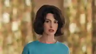 Anne Hathaway USA. Anne Hathaway in a scene from (C)Neon new film: Mothers Instinct (2024). Plot: Alice and Celine live