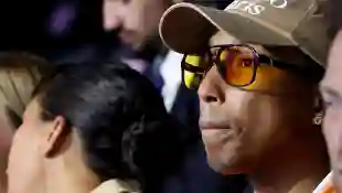 CÃ lÃ britÃ s assistent aux Ã preuves de natation lors des Jeux Olympiques de Paris2024 (JO) Pharrell Williams lors des