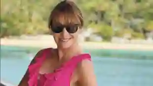Jane Seymour stuns in pink swimsuit at 70 years old!