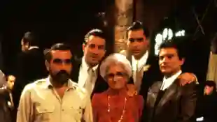 Martin Scorsese, Robert De Niro, Catherine Scorsese, Ray Liotta y Joe Pesci en el rodaje de 'Buenos muchachos', en 1990