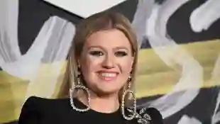 Kelly Clarkson Performs Her Festive Hit "Underneath The Tree" - Watch It Here